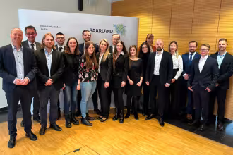 Staatssekret&auml;r Dr. Diener gratuliert den Absolventinnen und Absolventen der zweiten juristischen Staatspr&uuml;fung