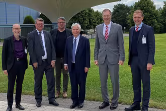 Besuch von OB Meyer bei FESTO &ndash; Roboter wird zuk&uuml;nftig in Hassel produziert