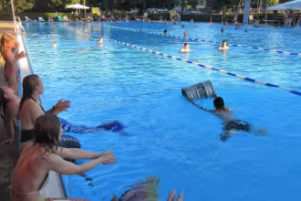 Gro&szlig;er Badespa&szlig; und mehr beim &bdquo;Nachtschwimmen 2022&ldquo;