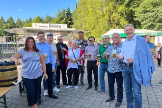 Rentrisch l&auml;sst es beim Dorffest richtig krachen