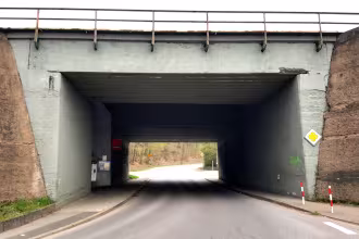 Bauarbeiten zur Erneuerung der Eisenbahnbr&uuml;cke haben begonnen
