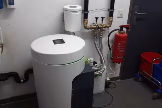 Installation einer Wasserenth&auml;rtungsanlage in der Sporthalle Ensdorf