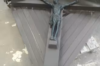 Zum wiederholten Male Vandalismus am Wegekreuz an der Oststra&szlig;e