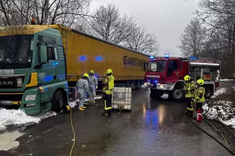 Bei einem LKW-Verkehrsunfall tritt Diesel aus und l&auml;uft in die Malzbach