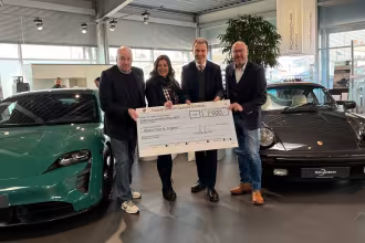 Porsche Saarland &uuml;bergibt Spende an Rotary Club f&uuml;r soziale Projekte in St. Ingbert