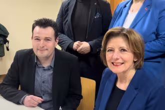Ministerpr&auml;sidentin Malu Dreyer tr&auml;gt sich in "Goldenes Buch" der Gemeinde Rehlingen-Siersburg ein"