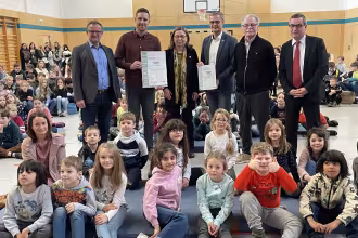 Pestalozzischule in Steinbach erh&auml;lt Auszeichnung zur &bdquo;Naturpark-Schule"