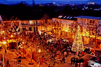 Ensdorfer Weihnachtsmarkt auf dem Marktplatz mit Weihnachtsbaumversteigerung.
