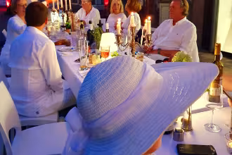 White Dinner 2023 in der Fu&szlig;gängerzone