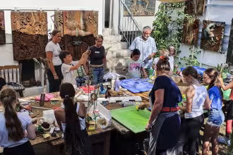 Sommer-Kunstworkshops bei der Arbeit