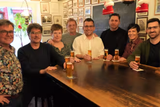 v.l.: Wirtschaftsf&ouml;rderer Thomas Jacob, Beigeordneter Gerald Purucker, die aktuellen Lokalbetreiber Herta und Steffen, Oberb&uuml;rgermeister Marc Speicher, Hauseigent&uuml;mer Bayram Kaya sowie Citymanagerin Kirsten Cortez de Lobao und B&uuml;rgermeister Carsten Quirin.