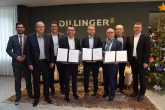 Unterzeichnung eines st&auml;dtebaulichen Vertrages durch den Saarlouiser Oberb&uuml;rgermeister Marc Speicher, den Dillinger B&uuml;rgermeister Franz-Josef Berg, Stefan Rauber, denVorstandsvorsitzender von Dillinger sowie Dr. Michael Bott von Dillinger