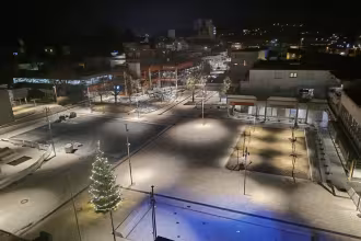 Die Optik des &bdquo;Rathausplatzes&ldquo; kn&uuml;pft nahtlos an die Gestaltung der &bdquo;Fu&szlig;g&auml;ngerzone&ldquo; an. Auch das Lichtkonzept wurde hier fortgesetzt.