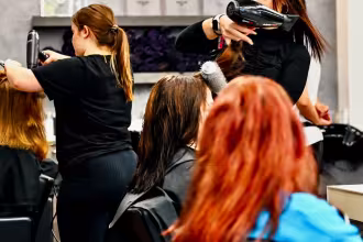 Im Rahmen der Aktion "Feel Better" haben sieben Klientinnen und Klienten des Jobcenters Saarlouis einen neuen Haarschnitt erhalten.