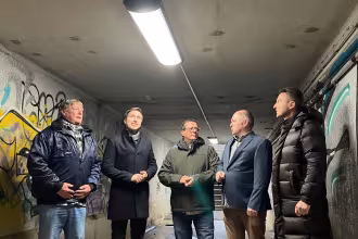 vrnl. Gesch&auml;ftsf&uuml;hrer J&uuml;rgen Bach und Reiner Grund (Biosph&auml;renstadtwerke) erl&auml;utern die neue Beleuchtung Ortsvorsteher Martin Biedermann, Esra Limbacher MdB und Roland Weber