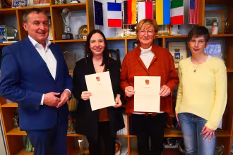 Bei der Spenden&uuml;bergabe (v. l.): Landrat Dr. Theophil Gallo, Sandra Kern, Christa Baquet und Stephanie Lattuca.