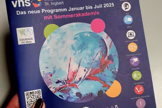 neue VHS-Brosch&uuml;re 2025