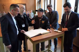 Ceo Bauer mit seinem Begleiter im Kreise der Verwaltungsspitze von Saarlouis.