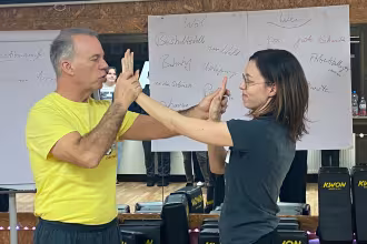 Sifu Martin Hoffmann mit einer Teilnehmerin beim Anwenden des Gelernten