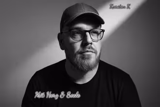 Portr&auml;t von Karsten K mit Schriftzug &bdquo;Mit Herz & Seele&ldquo; &ndash; Albumcover in Schwarz-Wei&szlig;