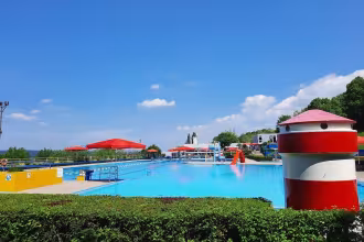 Der im Ortenburg-Schlauchboot im Freibad-Komplexe sichtbare Sportler.