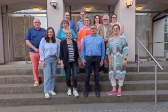 Marion Strempel, 1. Vors. des Ottweiler-Gew. v., mit dem Team vor dem Schlo&szlig;theater. Im H.: B. M., H. und V. v., S. Im V.: A