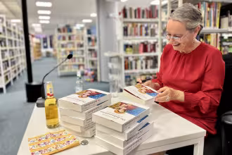 Die Lesung von Anja Sievers im St. Ingberter Bibliotheksb&uuml;chertum. Die Autorin pr&auml;sentiert ihre Roman-&ldquo;J&uuml;dend-Madonna&rdquo;-Erschien im St. Ingberter-Verlag-&ldquo;Erschien im St. Ingberter-Verlag-&ldquo;Erschien im St. Ing