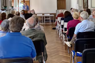 Oberb&uuml;rgermeister Dr. U. Meyer spricht im Kulturhaus St. Ingert. Im Hintergrund: Chansons der Chor&shy;&shy;&shy;&shy;&shy;&shy;&shy;&shy;&shy;&shy;&shy;&shy;&shy;&shy;&shy;&shy;&shy;&shy;&shy;&shy;&shy;&shy;&shy;&shy;&shy;&shy;&shy;&shy;&shy;&shy;&shy;