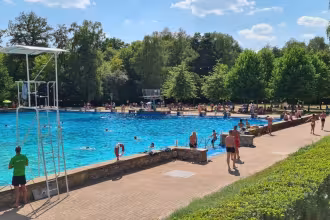 Im Freibad Ensdorf am 26. Mai 2022: Badekran, Badeh&uuml;gel, Badekneipp&shy;&shy;&shy;&shy;&shy;&shy;&shy;&shy;&shy;&shy;&shy;&shy;&shy;&shy;&shy;&shy;&shy;&shy;&shy;&shy;&shy;&shy;&shy;&shy;&shy;&shy;&shy;&shy;&shy;&shy;&shy;