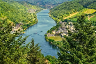 Der Mosel-Radweg wird im Dreil&auml;ndereck er&ouml;ffnet. Im Hintergrund ist die Mosel zu sehen. Im Vordergrund sind die D&ouml;rfer Schengen und Perl zu sehen. Im Hintergrund
