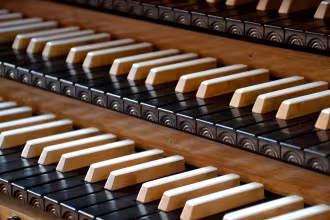 Die Orgel im Innenraum der Filialkirche &bdquo;Sieben Schmerzen Mariens&ldquo; in Michelbach. Im Hintergrund ist der Orgelkranz mit den Pfeifen.