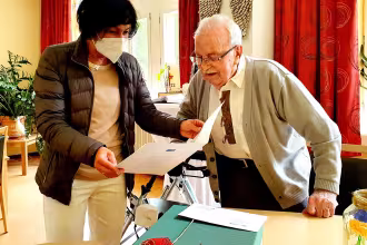Der 100-Jahre-Older mit dem bayerischen Trachten-Hemmen. Im Hintergrund ist ein St. Ingberter Stra&szlig;enname zu sehen. Im Hintergrund ist ein St. Ingberter Stra&szlig;enname zu sehen. Im