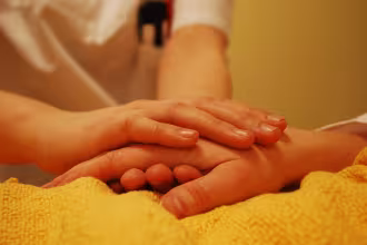 Die Hand des Beratungspflegersin Fehrens, die mit der Hand des Beratungspflegersin Fehrens&hellip; &hellip;berichts&shy;&shy;&shy;&shy;&shy;&shy;&shy;&shy;&shy;&shy;&shy;&shy;&shy;&shy;&shy;&shy;&shy;&shy;&shy;&shy;&shy;&shy;&shy;&shy;&shy;&shy;&shy;&shy;&shy;&shy;&shy;