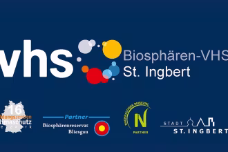 Logo der vhs Regionalverband Saarbr&uuml;cken auf blauem Hintergrund. Partner-Logo: Biosph&auml;ren-Reservat Blies-Gil&shy;&shy;&shy;&shy;&shy;&shy;&shy;&shy;&shy;&shy;&shy;&shy;&shy;&shy;&shy;&shy;&shy;&shy;&shy;&shy;&shy;&shy;&shy;&shy;&shy;&shy;&shy;&shy;&shy;&shy;&shy;