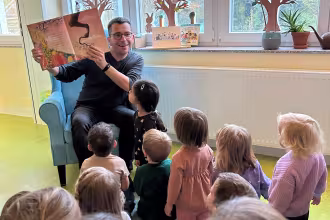 Oberb&uuml;rgermeister Marc Speicher begeistert Kinder beim Vorlesetag