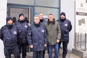 B&uuml;rgermeister Peter Kl&auml;r (2.v.r.) mit dem Team der Stadtpolizei St. Wendel