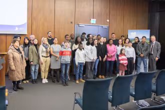 Gruppenfoto der neu Einb&uuml;rgerten mit dem Saarlouiser Landrat Patrik Lauer (rechts)