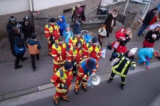 Bunte Wagen und Kindergartenkinder pr&auml;gen den Faasendumzug in Wadgassen.