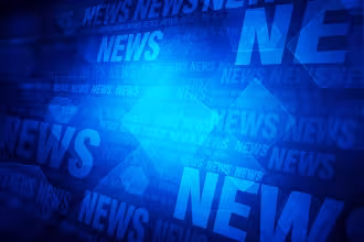 Blauer abstrakter News-Hintergrund mit Schriftzug NEWS als Symbolbild zum Bericht Fachkr&auml;ftegipfel