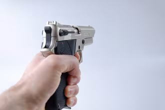 Ein Polizeieinsatz fand in Losheim am See statt, nachdem eine Schusswaffe hervorgezogen wurde.