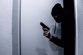 T&auml;ter mit Schwei&szlig;hammer bedroht Tankstellenbesch&auml;ftigte, fl&uuml;chtet in Richtung Theelweg.