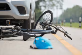 Fahrrad- und Auto-Abstand: Radfahrer verletzt eine verletztes, am Boden liegende, weibliche, blau-gelb-gescheiterte, blau-gelb-gescheiterte, blau-gelb-gescheiterte, blau-gelb-gescheiterte, blau