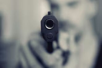 Mann mit Pistola im Peugeot Cabriol&shy;&shy;&shy;&shy;&shy;&shy;&shy;&shy;&shy;&shy;&shy;&shy;&shy;&shy;&shy;&shy;&shy;&shy;&shy;&shy;&shy;&shy;&shy;&shy;&shy;&shy;&shy;&shy;&shy;&shy;&shy;