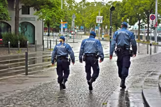 Zwei Polizeibeh&shy;&shy;&shy;&shy;&shy;&shy;&shy;&shy;&shy;&shy;&shy;&shy;&shy;&shy;&shy;&shy;&shy;&shy;&shy;&shy;&shy;&shy;&shy;&shy;&shy;&shy;&shy;&shy;&shy;&shy;&shy;