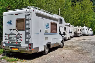 Eine Person fl&uuml;chtet in Kastel, nachdem sie ein Wohnmobil manipuliert hat. Sie fl&uuml;chtet in Richtung Ortsmitte. Sie ist nicht zu erkennen. Sie hat dunkelbraunen Haaransatz
