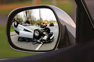 Der blau lackierte Unfallverursache hat den geparkten Audi A4 in der Stra&szlig;e "Winnweg" besch&auml;digt. Der Unfallverursache hat sich unerlaubt von der Unfallortlachteilichkeit abgesetzt. Der blau