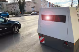 Besch&auml;digung eines Blitzer-Anh&auml;ngers