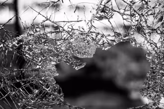 Schaufenster eingeschlagen und mehrere Messer entwendet.