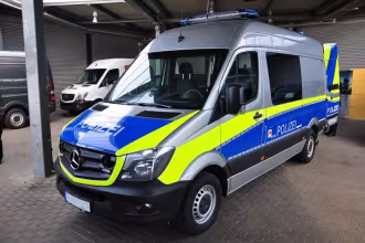 Mit Fahrzeug Garagentor aufgerammt