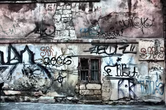 Graffiti-Schmiererei an Lagerhalle in der Niederlosheimer Stra&szlig;e